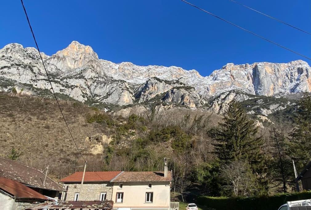 Entre La Montagne Et La Riviere Apartamento Sinsat Exterior foto