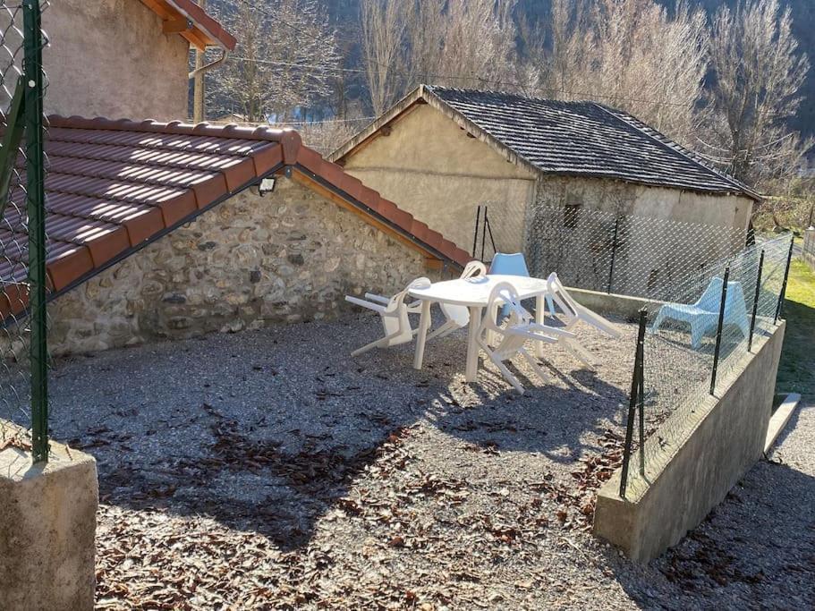 Entre La Montagne Et La Riviere Apartamento Sinsat Exterior foto